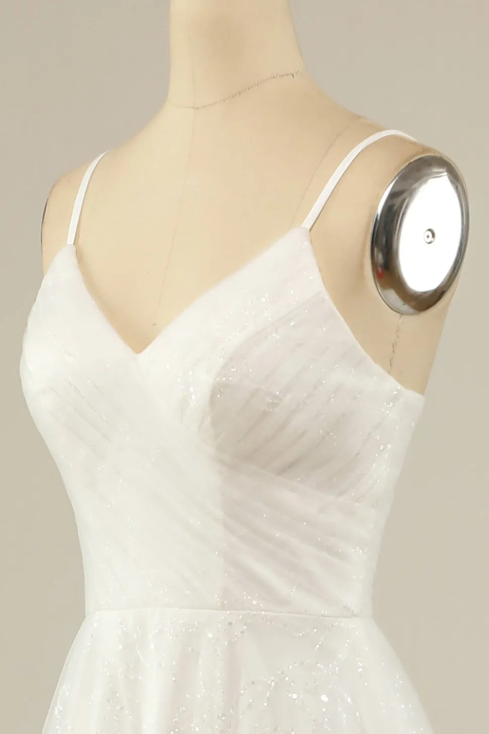 Um vestido de festa de tule de espaguete de linha