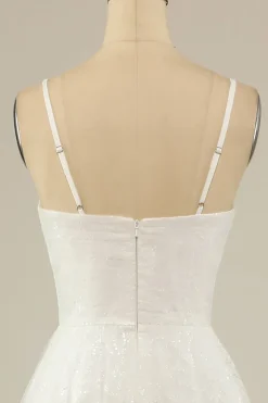 Um vestido de festa de tule de espaguete de linha