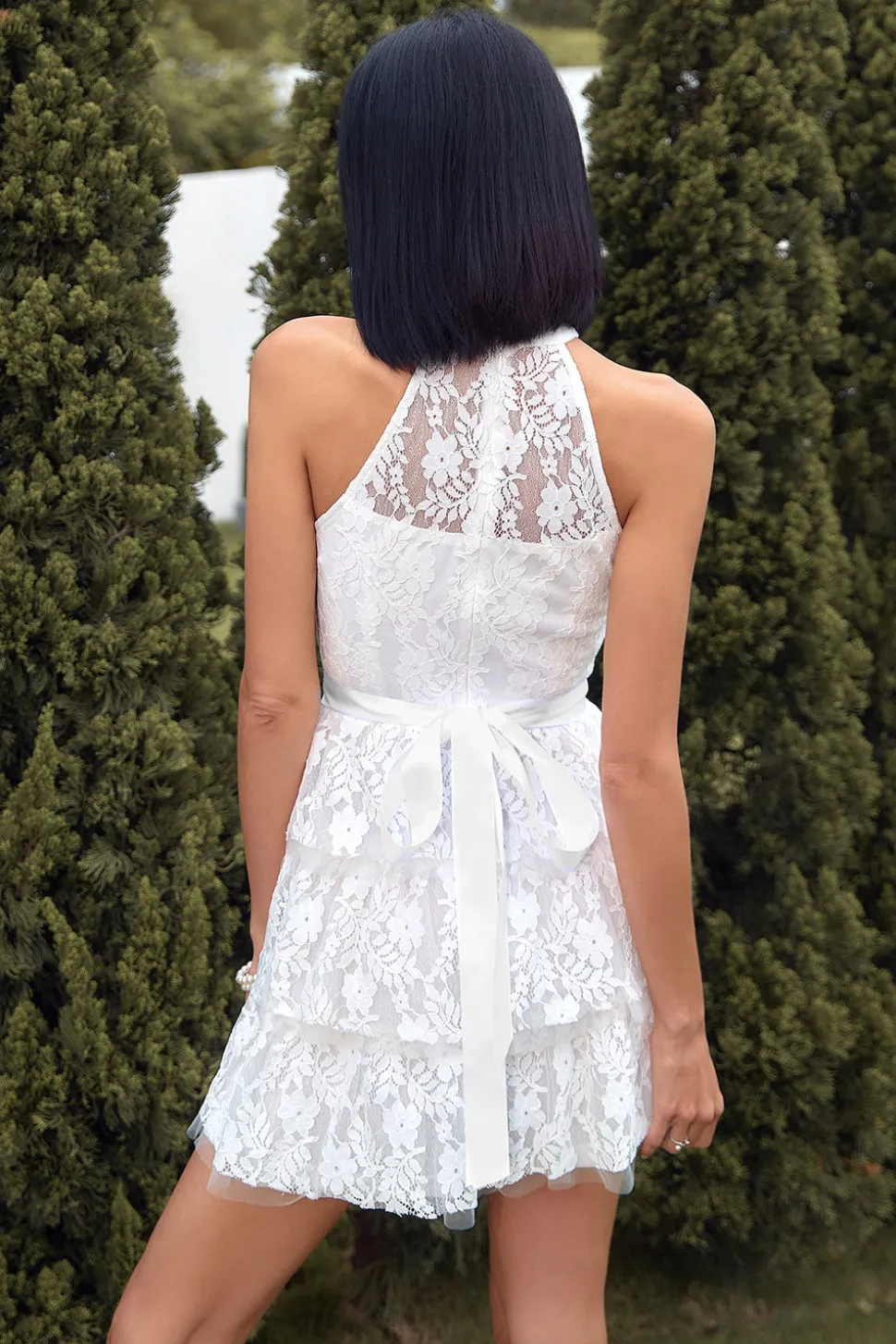 Um vestido de formatura de renda branca line Halter