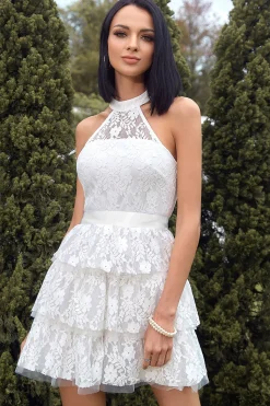 Um vestido de formatura de renda branca line Halter