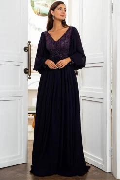 Um vestido de mãe roxa de pescoço v linha v com mangas