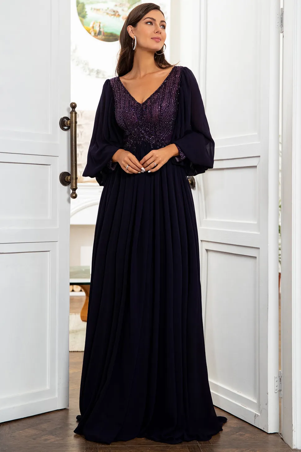 Um vestido de mãe roxa de pescoço v linha v com mangas