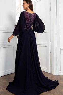 Um vestido de mãe roxa de pescoço v linha v com mangas