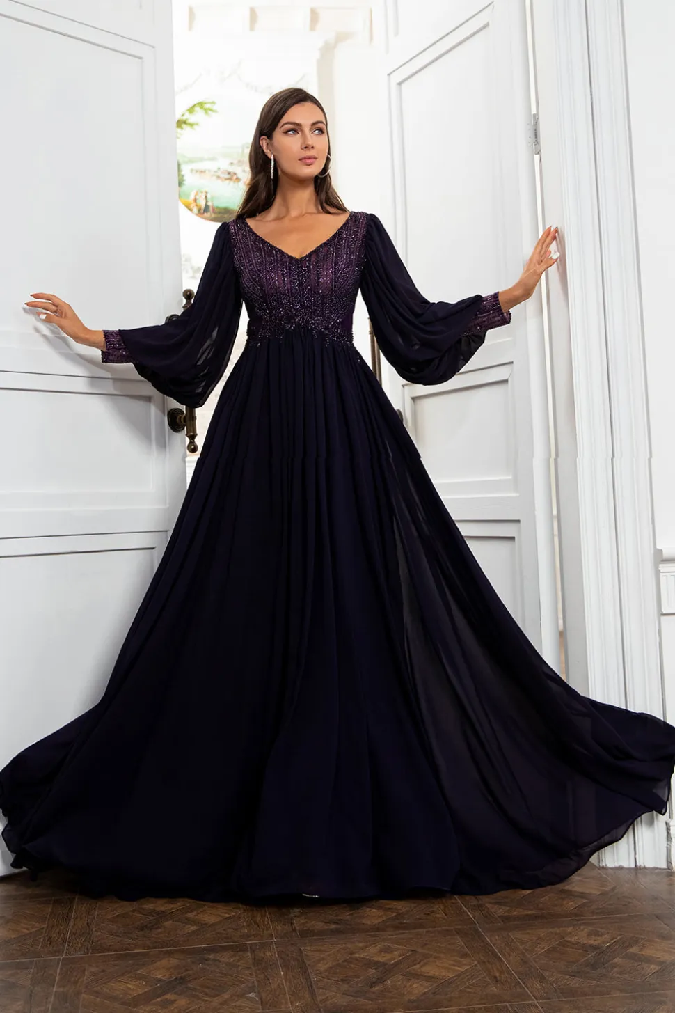 Um vestido de mãe roxa de pescoço v linha v com mangas