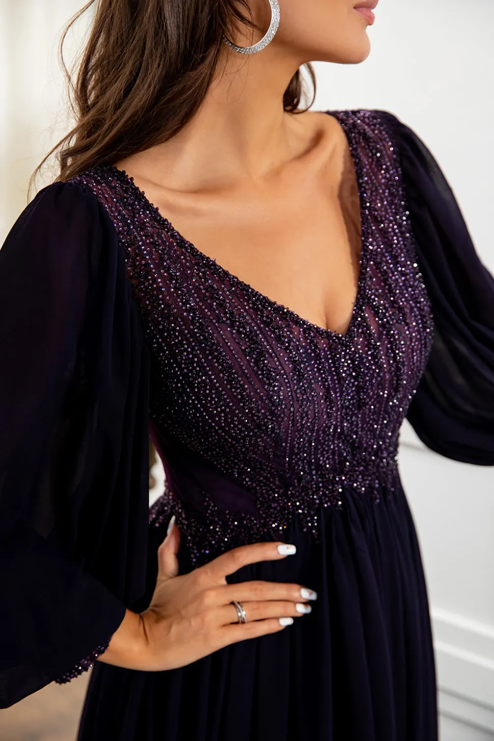 Um vestido de mãe roxa de pescoço v linha v com mangas