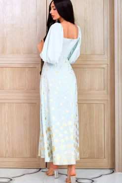 Um vestido de mãe verde claro de pescoço quadrado quadrado