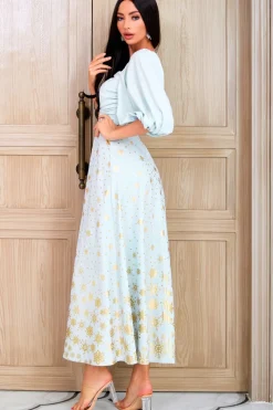 Um vestido de mãe verde claro de pescoço quadrado quadrado