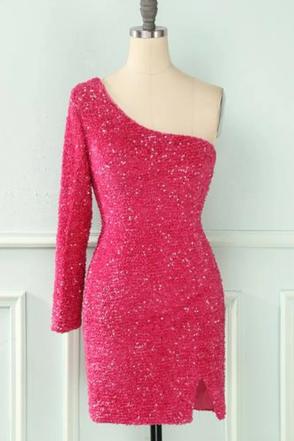 Um vestido de regresso a casa de lantejoulas de ombro brilhante