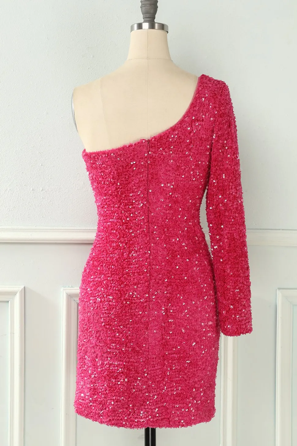 Um vestido de regresso a casa de lantejoulas de ombro brilhante