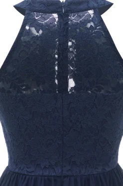 Um vestido de renda da Branco de pescoço de linha