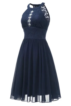 Um vestido de renda da Branco de pescoço de linha