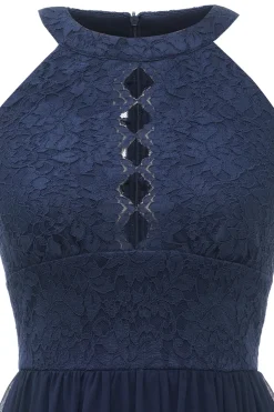 Um vestido de renda da Branco de pescoço de linha