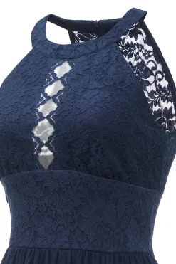 Um vestido de renda da Branco de pescoço de linha