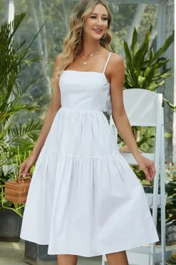 Um vestido de verão branco de linha com Bowknot