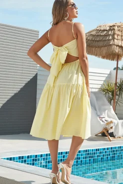 Um vestido de verão branco de linha com Bowknot