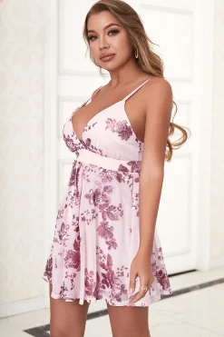 Um vestido de verão rosa de espaguete de linha