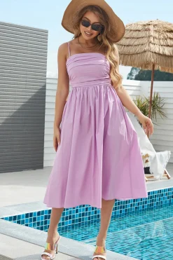 Um vestido de verão roxo de espaguete de linha