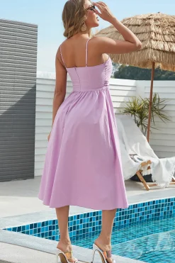 Um vestido de verão roxo de espaguete de linha