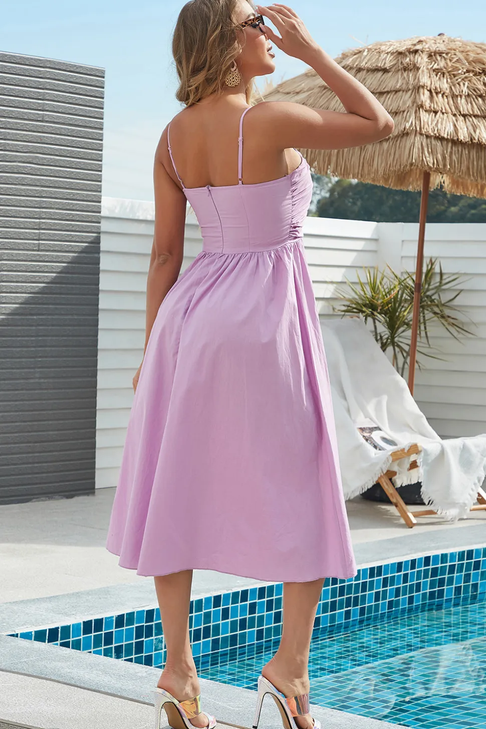 Um vestido de verão roxo de espaguete de linha