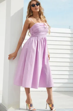 Um vestido de verão roxo de espaguete de linha