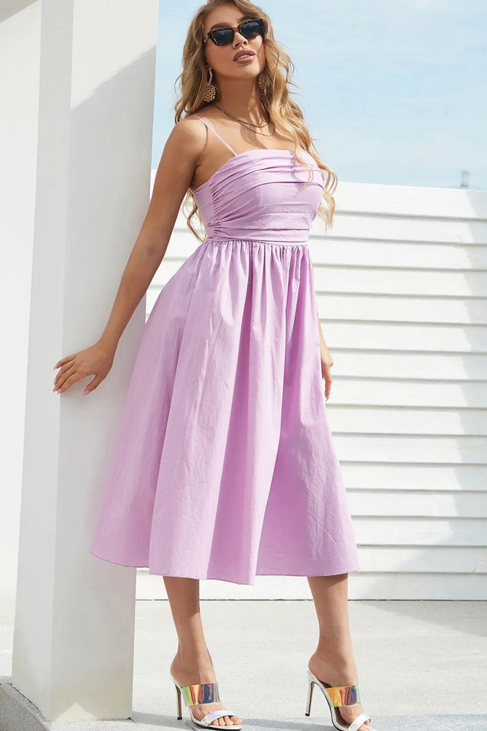 Um vestido de verão roxo de espaguete de linha