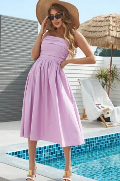 Um vestido de verão roxo de espaguete de linha