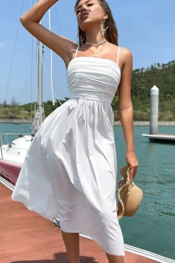 Um vestido de verão roxo de espaguete de linha
