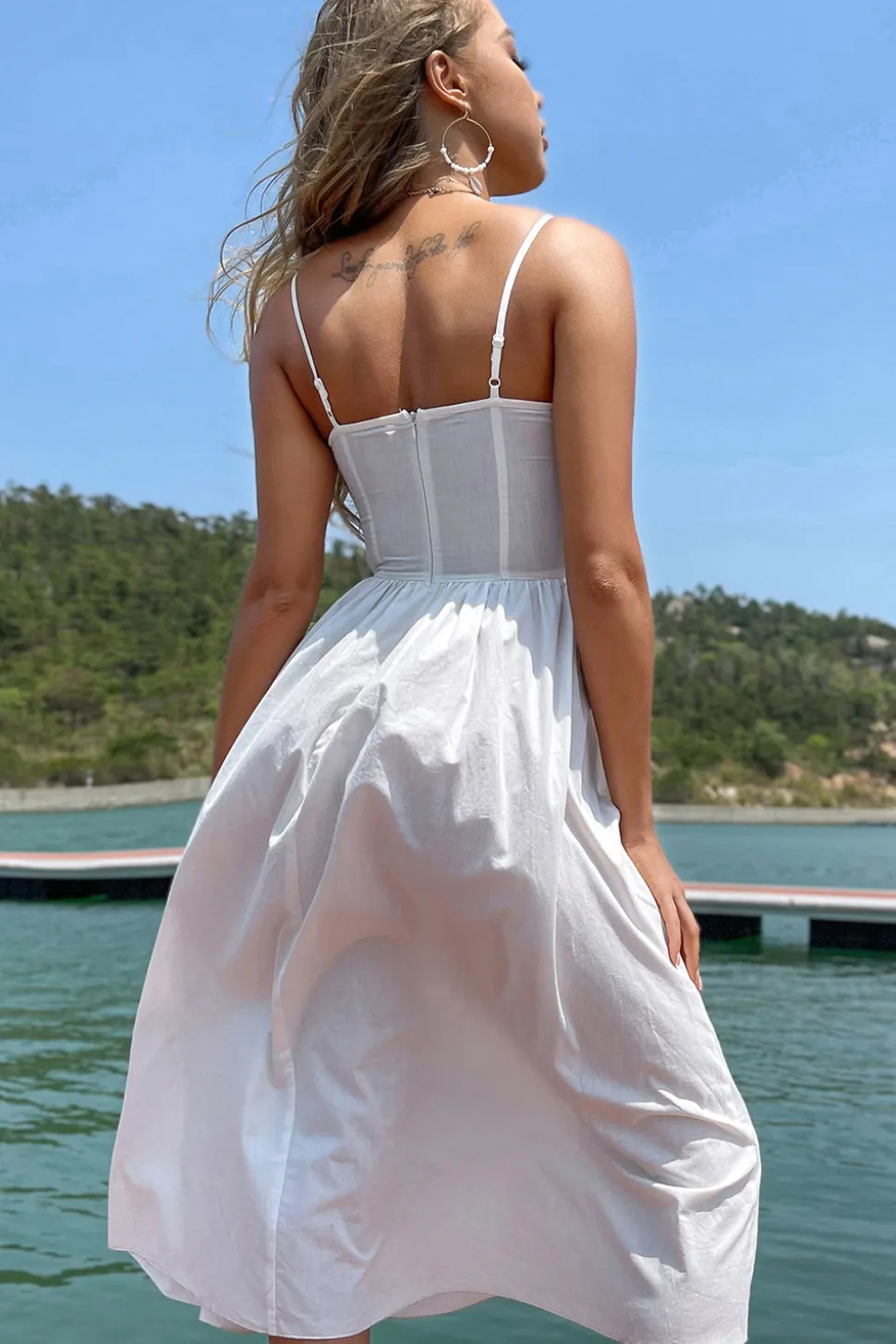 Um vestido de verão roxo de espaguete de linha