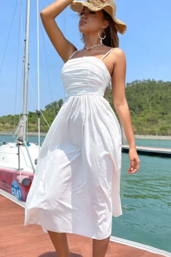 Um vestido de verão roxo de espaguete de linha
