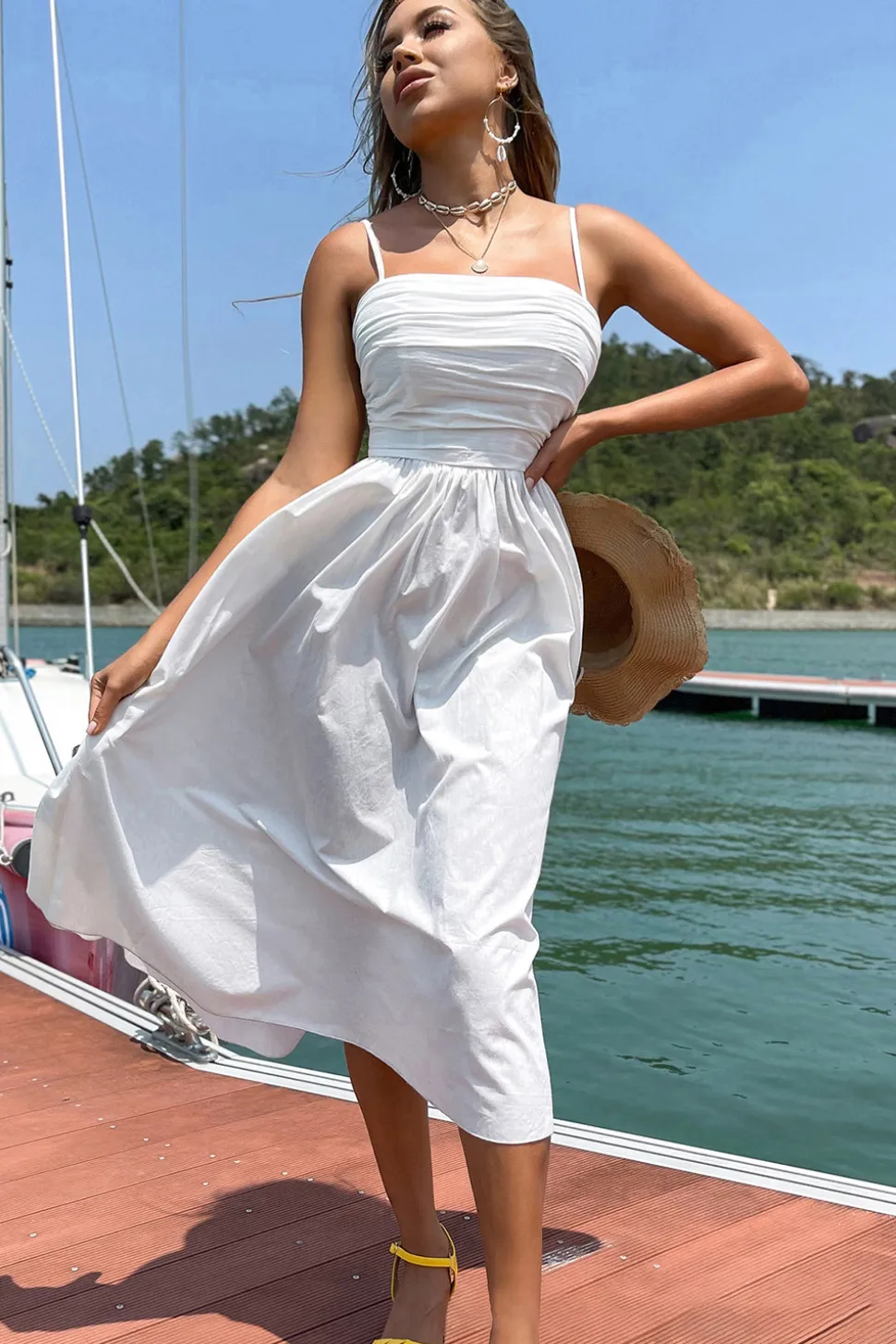 Um vestido de verão roxo de espaguete de linha