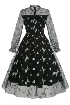Um vestido vintage preto de pescoço alto de linha com renda