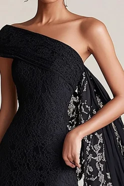 Uma bainha de ombro preto mãe do vestido de noiva com cabo de renda