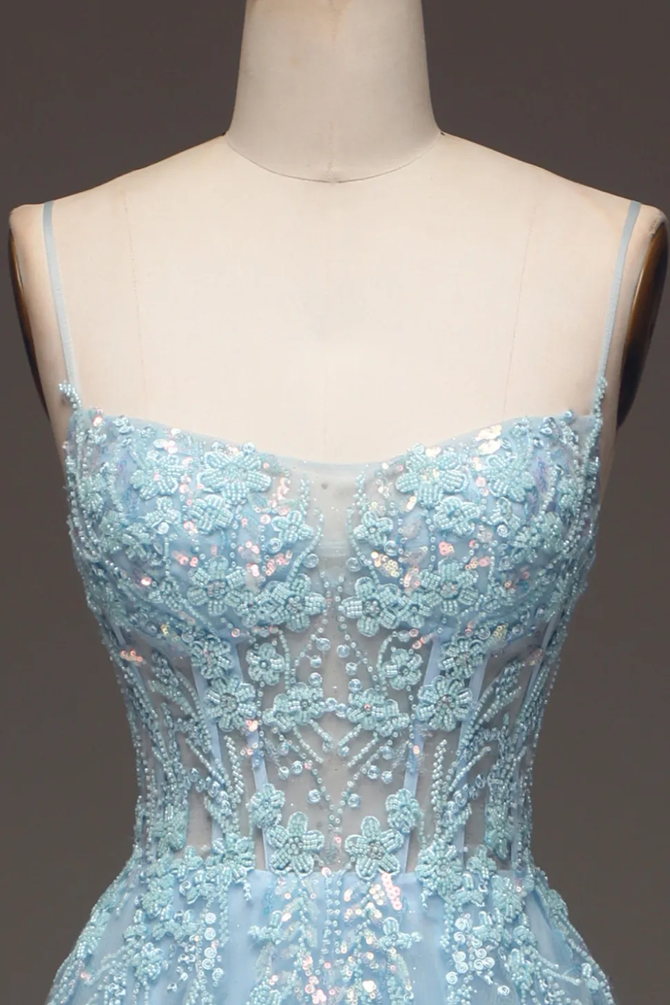 Uma linha azul claro lantejoulas espaguete alças vestido de baile com apliques