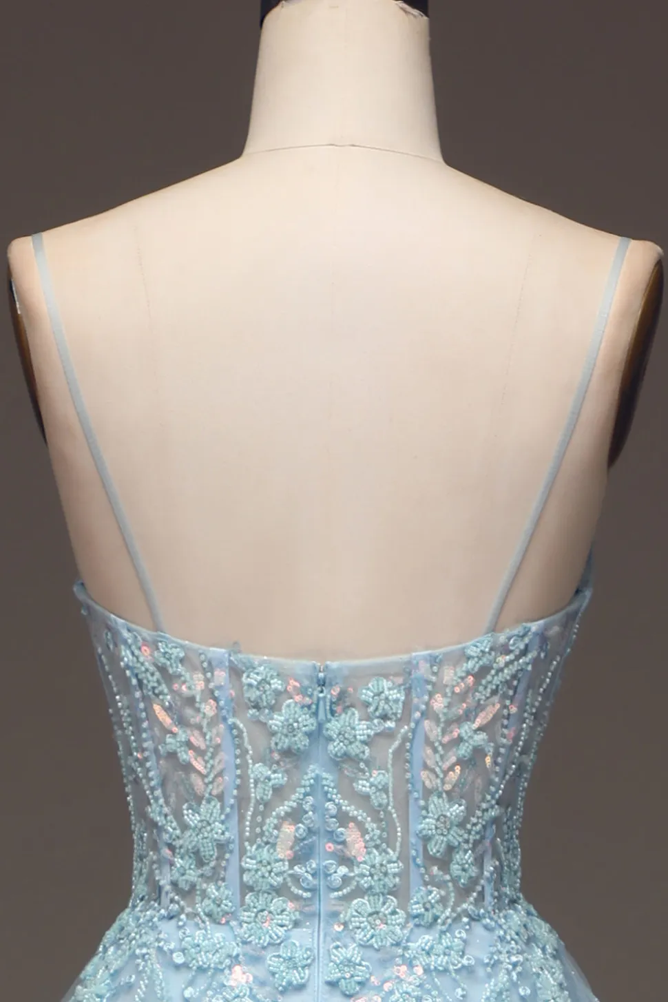 Uma linha azul claro lantejoulas espaguete alças vestido de baile com apliques