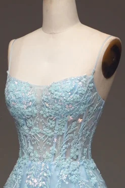 Uma linha azul claro lantejoulas espaguete alças vestido de baile com apliques