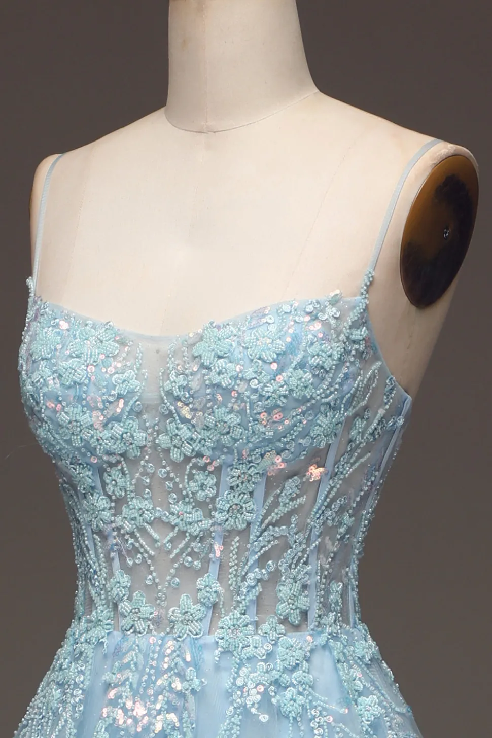 Uma linha azul claro lantejoulas espaguete alças vestido de baile com apliques