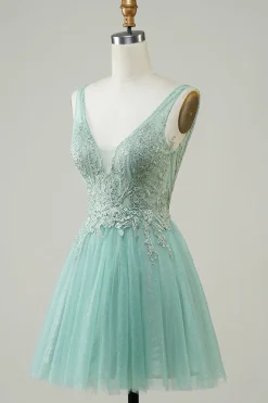 Uma linha bonito vestido verde Homecoming com apliques