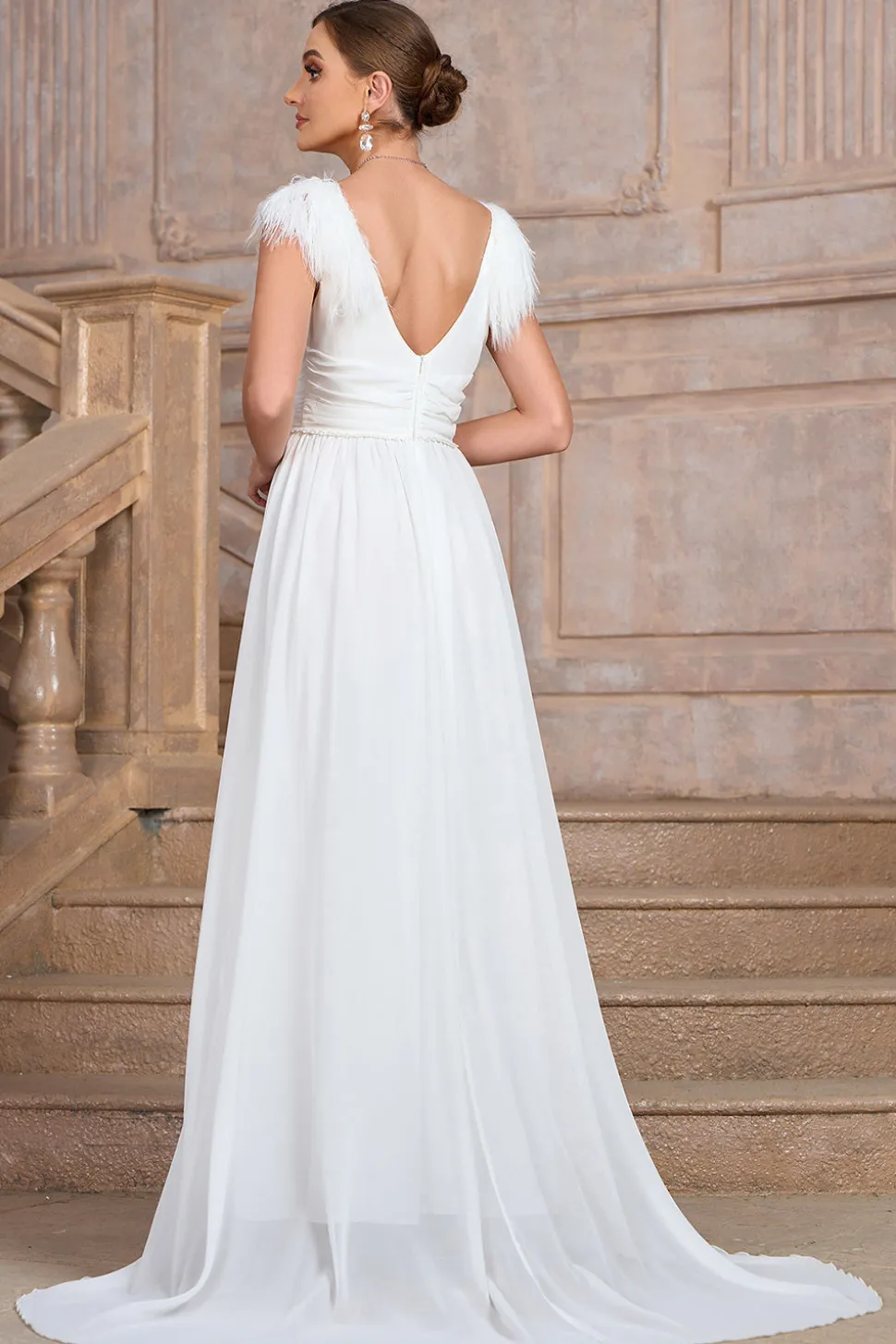 Uma linha branca V pescoço longo vestido de festa com fenda