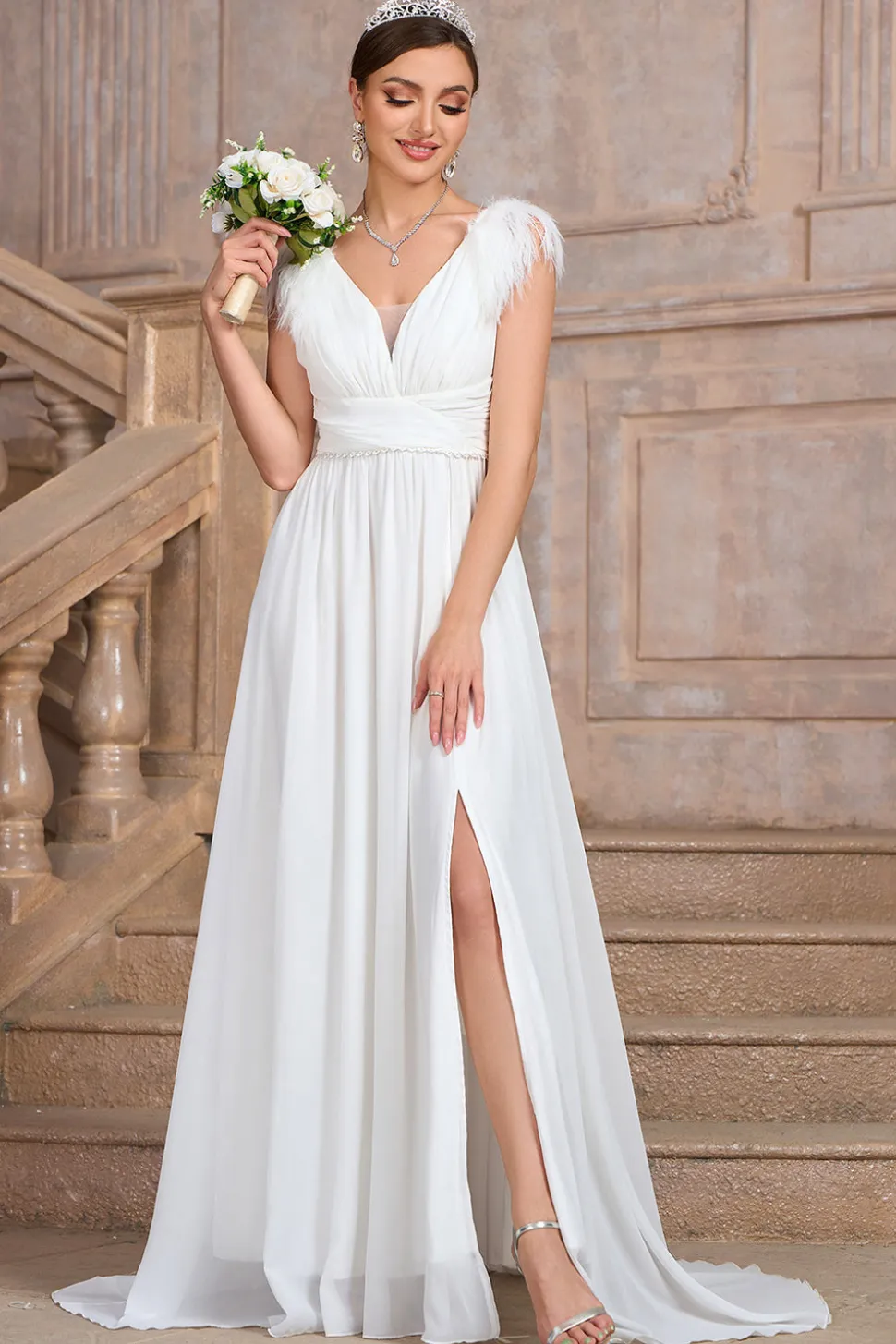 Uma linha branca V pescoço longo vestido de festa com fenda