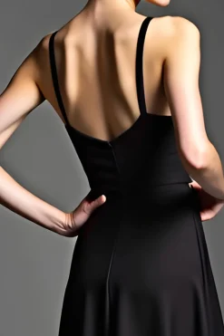 Uma linha de alças espaguete cetim vestido preto