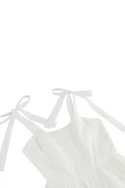 Uma linha de alças espaguete plissado branco curto vestido de cocktail