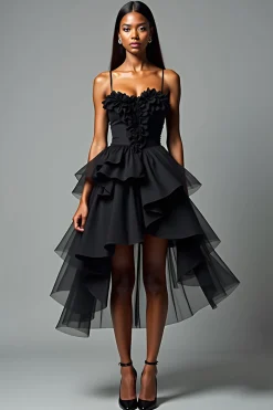 Uma linha de alças espaguete babado vestido de gravata preta em camadas