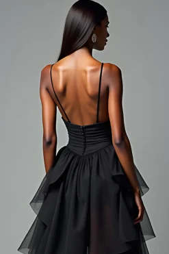 Uma linha de alças espaguete babado vestido de gravata preta em camadas