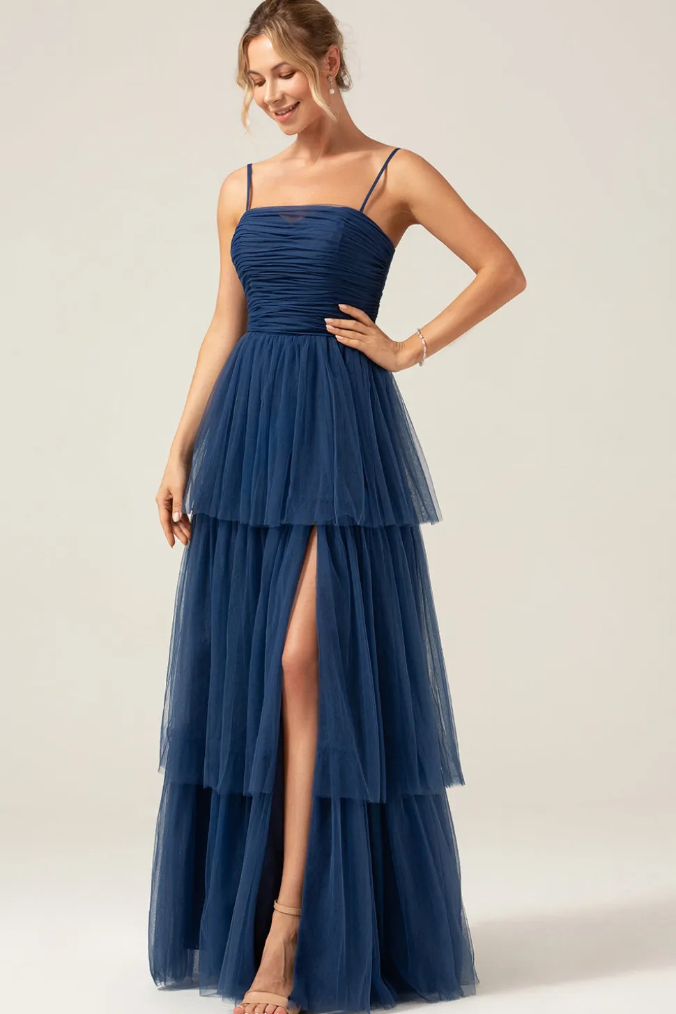 Uma linha de alças espaguete Tiered Navy Tulle plissado vestido de baile com fenda