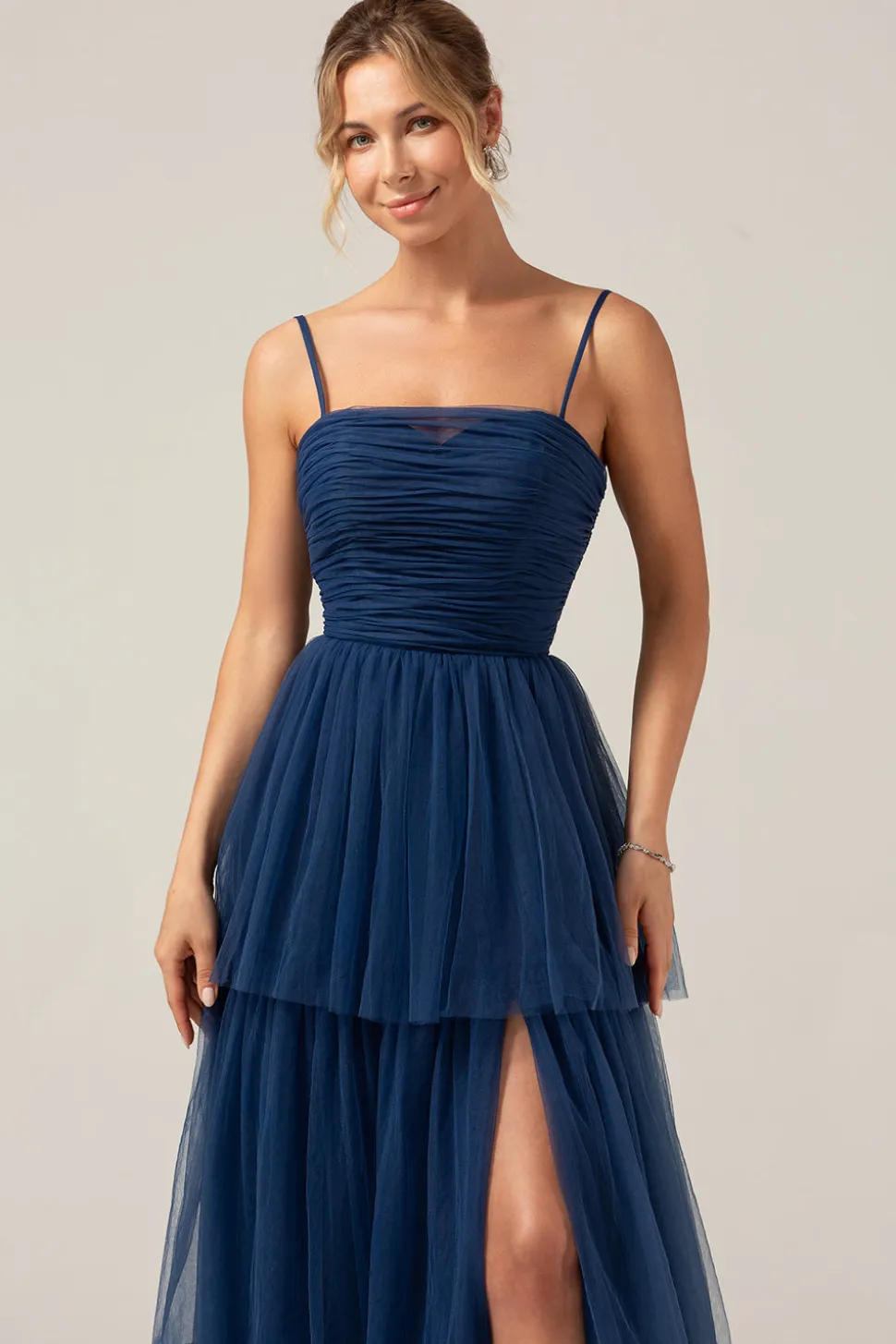 Uma linha de alças espaguete Tiered Navy Tulle plissado vestido de baile com fenda
