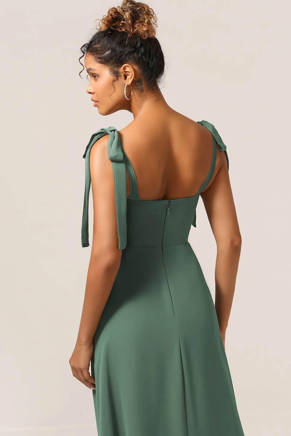 Uma linha de alças espaguete de eucalipto gravata tiras vestido de dama de honra com fenda