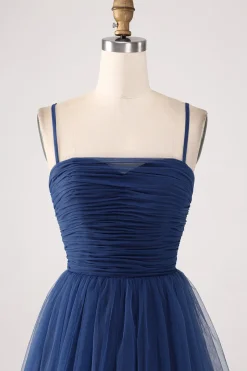Uma linha de alças espaguete em camadas tule plissado vestido de baile com fenda