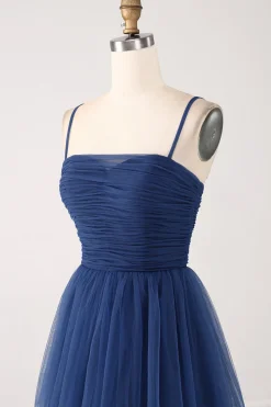 Uma linha de alças espaguete em camadas tule plissado vestido de baile com fenda