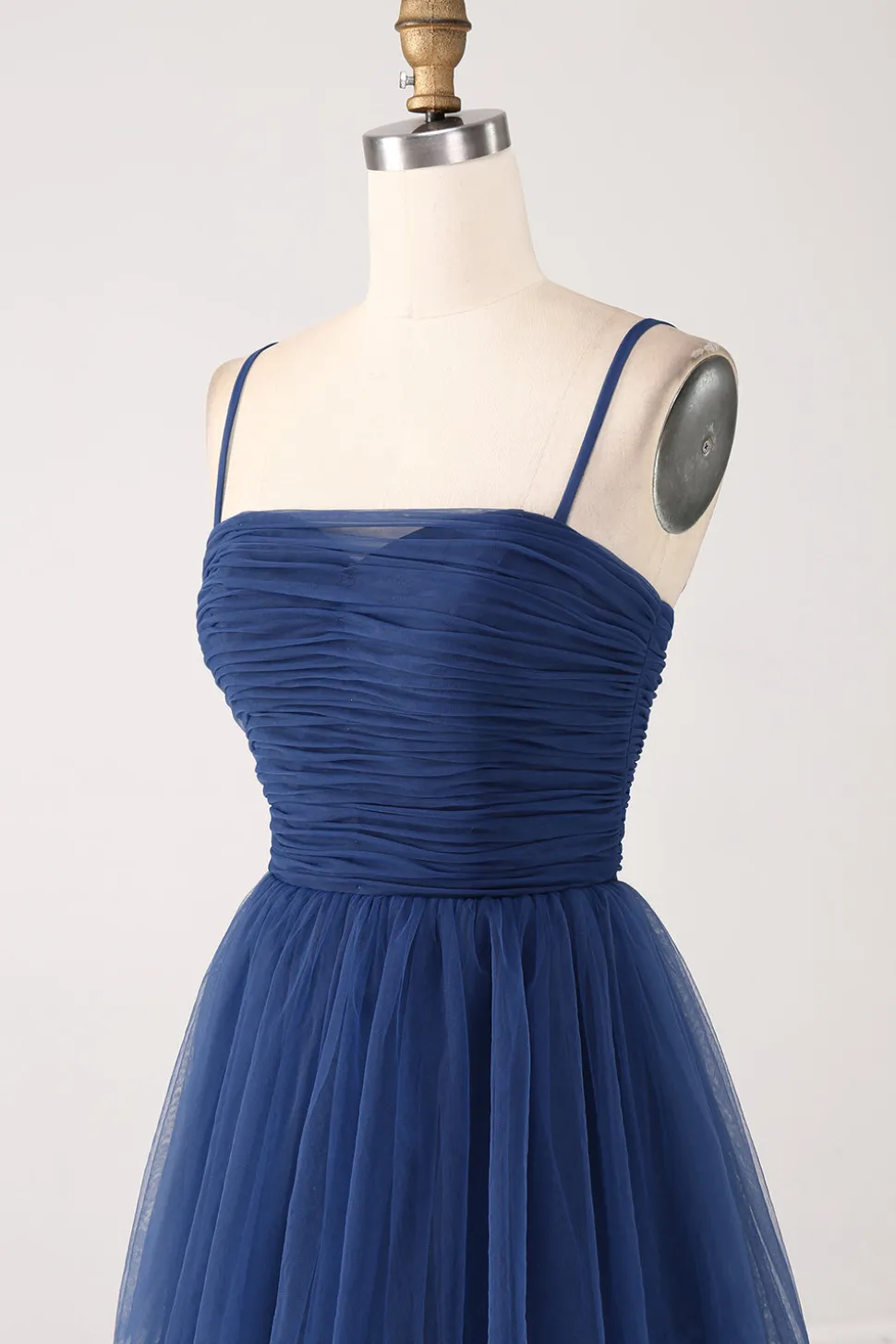 Uma linha de alças espaguete em camadas tule plissado vestido de baile com fenda