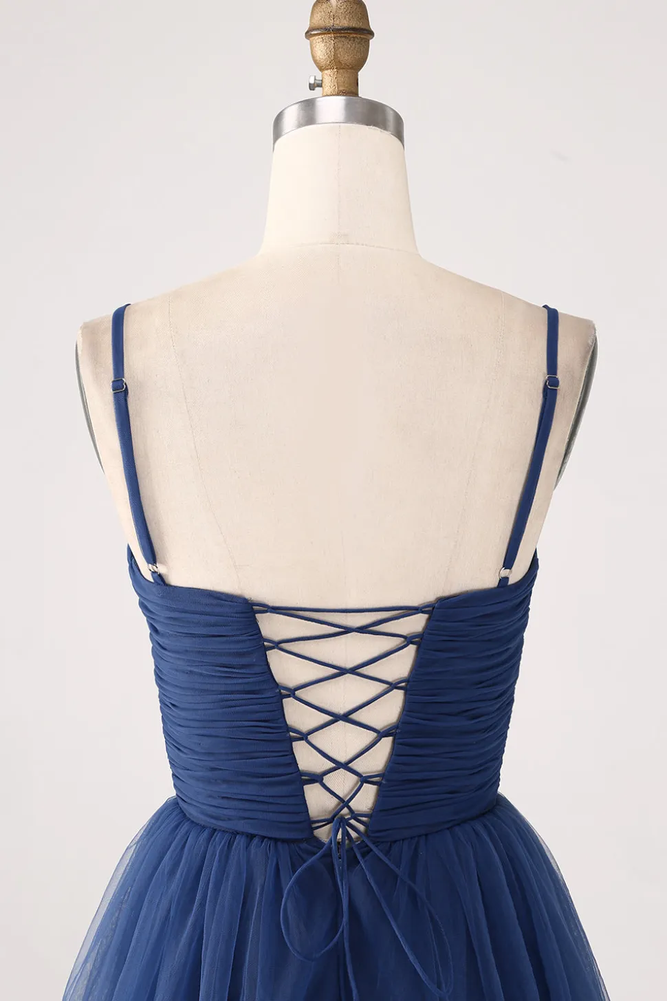 Uma linha de alças espaguete em camadas tule plissado vestido de baile com fenda